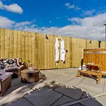 2 Bed In Richmond Oc-83085 Holiday home